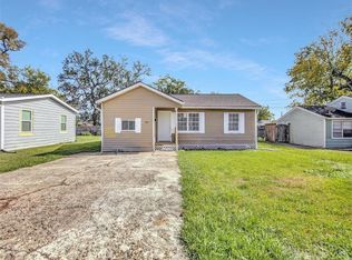 128 Huisache St, Lake Jackson, TX 77566