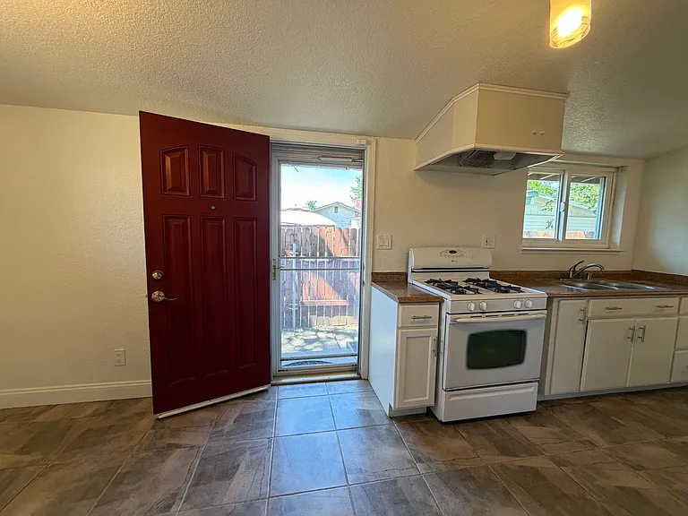 8945 Fashion Dr — Photo 24