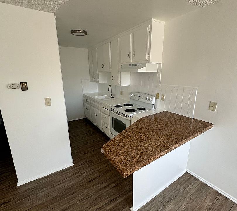 1st image of 26014 Cayuga Ave #26018