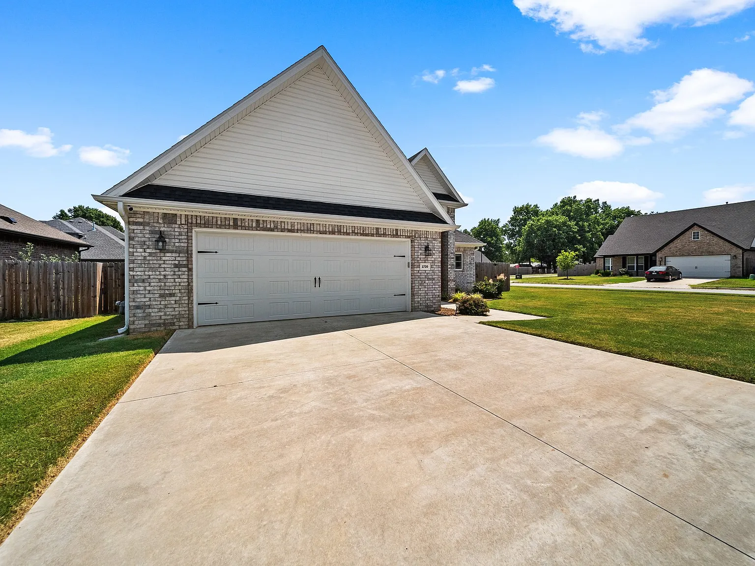 3 bed, 2.5 bath, 1715 sqft, $2,100 — Photo 3