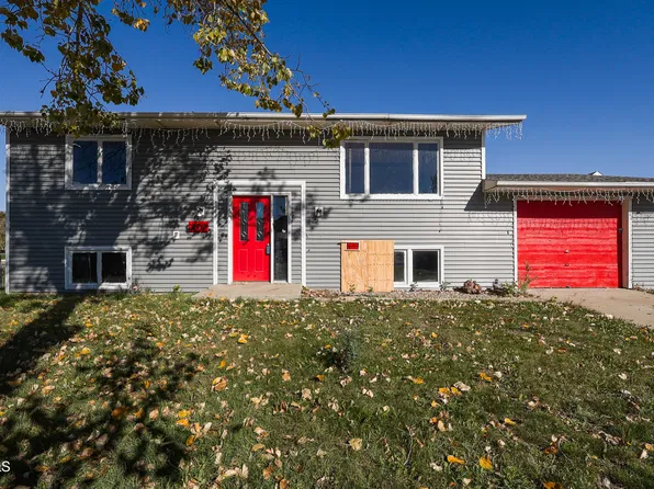 216 Crown Butte Dr, Mandan, ND 58554