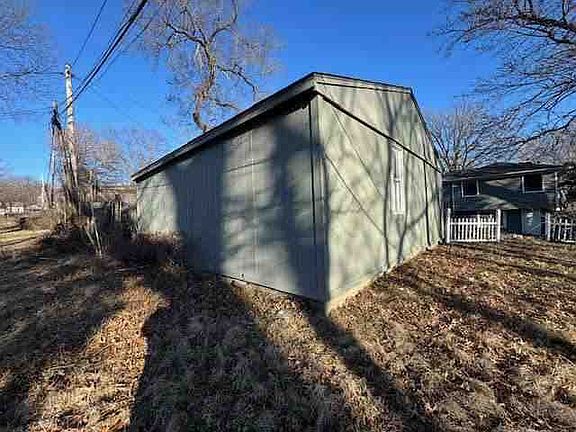5th image of 815 E Devon St