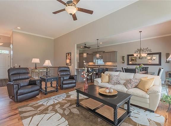 4th image of 200 NE Blackwood Dr