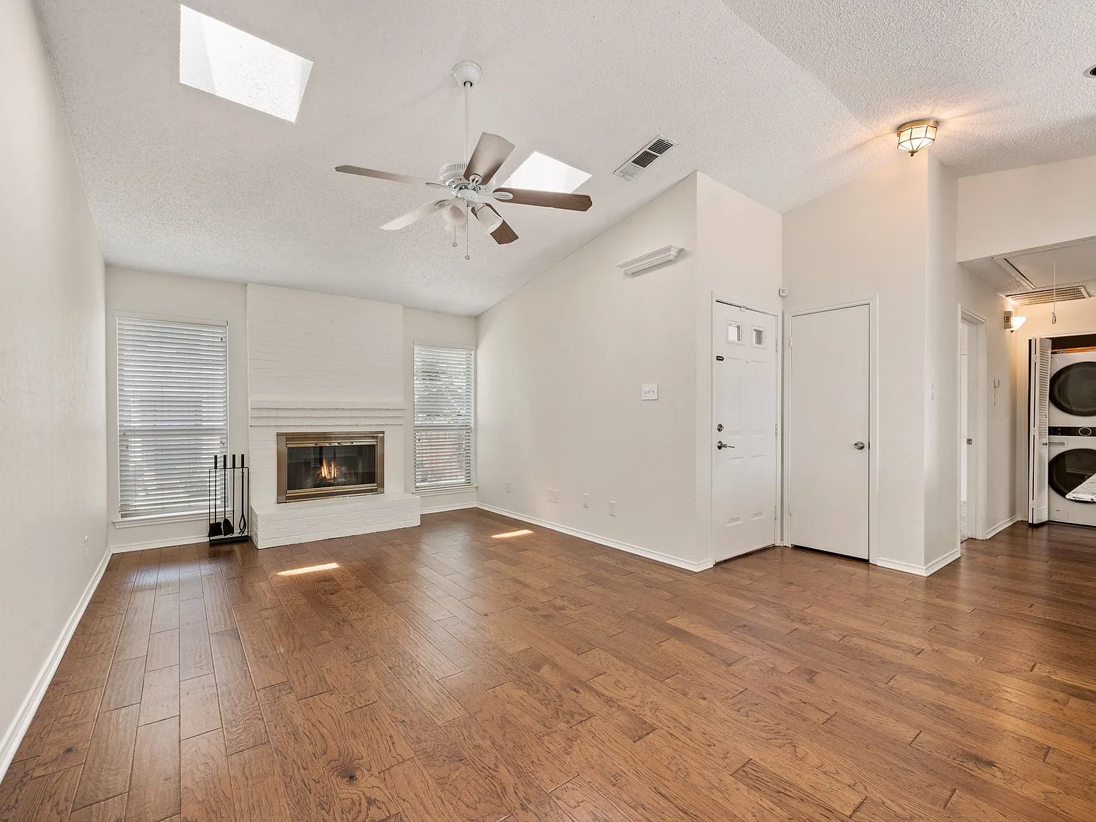 2 bed, 1083 sqft, $2,400 — Photo 2