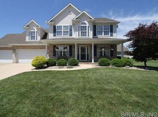 5204 Foxglove Ln, Godfrey, IL 62035