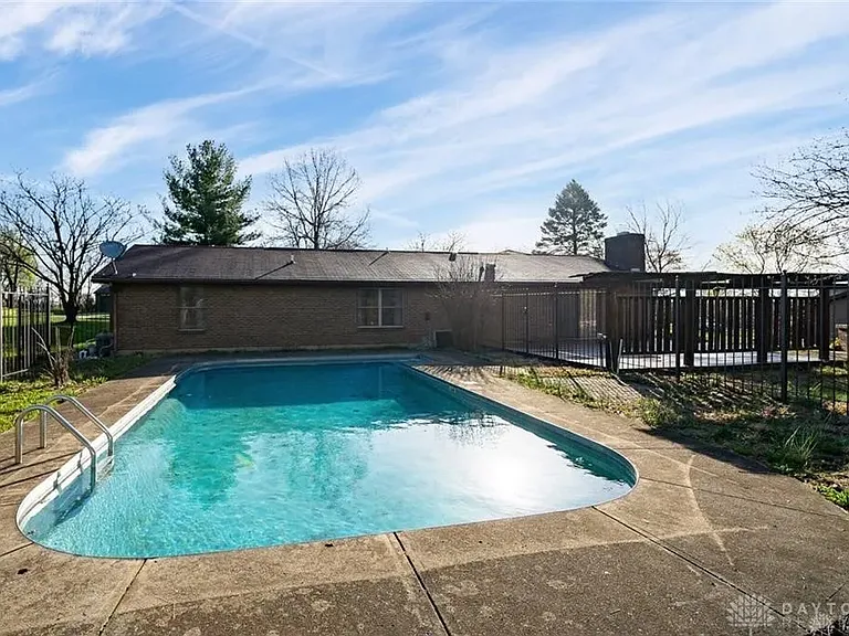 2401 Kewanna Ln — Photo 29