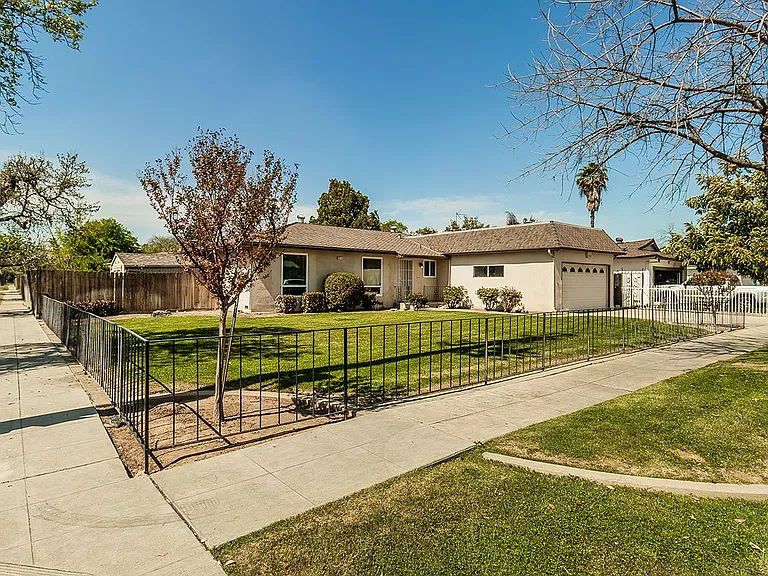 4411 N Winery Ave — Photo 22