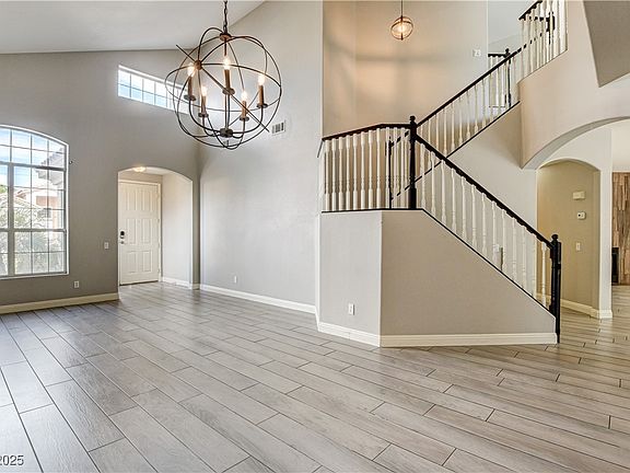 4th image of 313 Vista Glen St