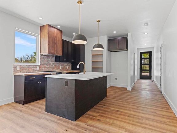 3rd image of 301 S Oak Avenue
