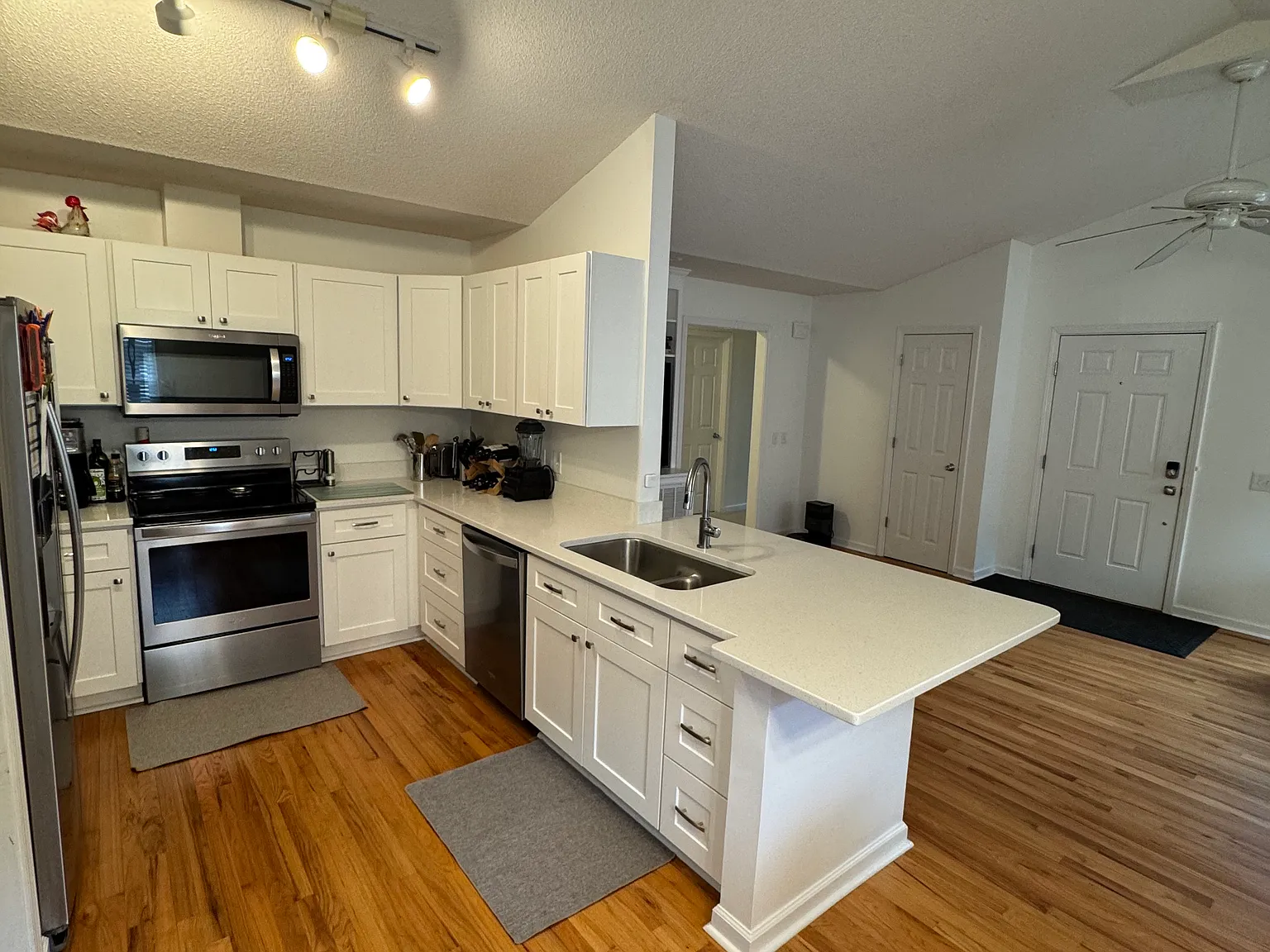 3 bed, 1360 sqft, $2,400 — Photo 4