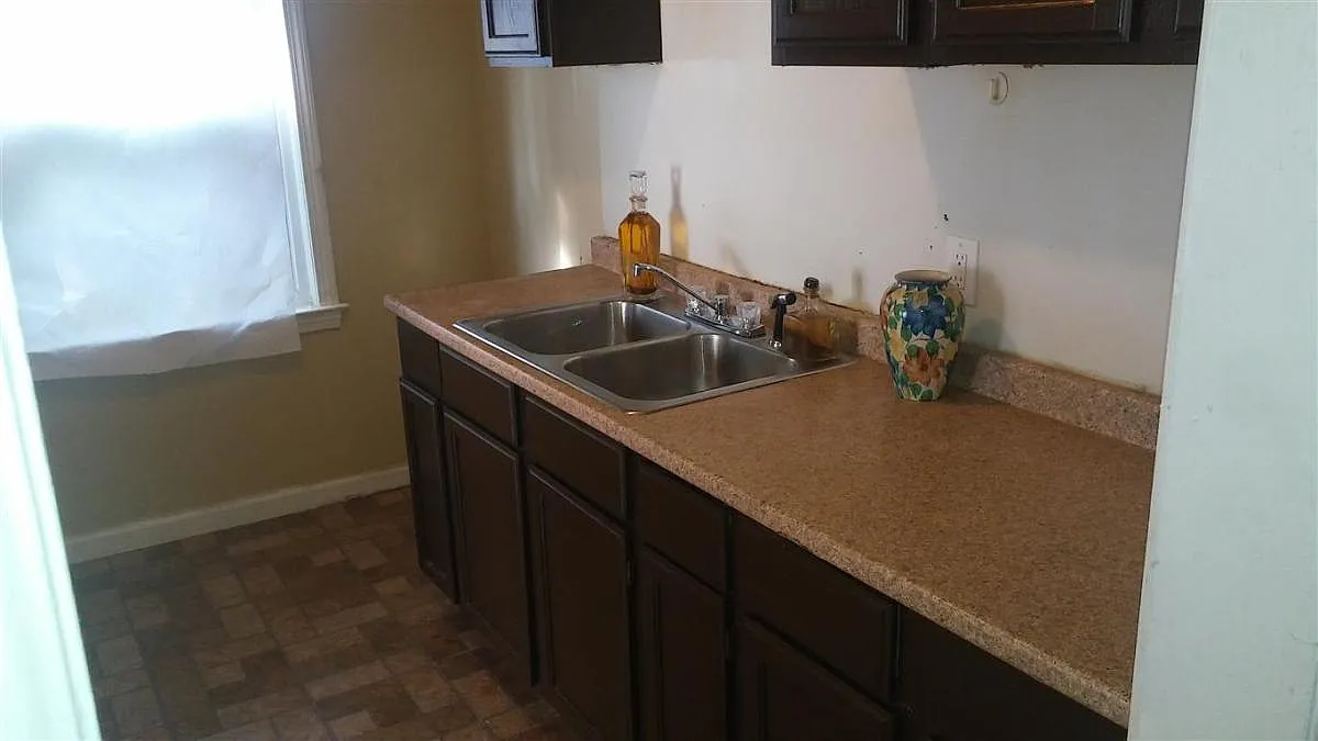 3 bed, 1000 sqft, $1,400 — Photo 2