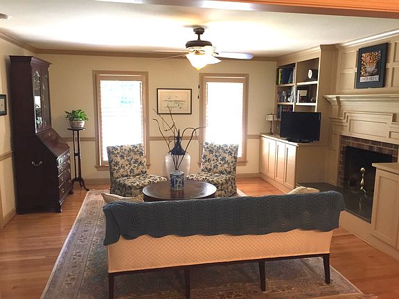 3rd image of 121 Breezy Point Dr
