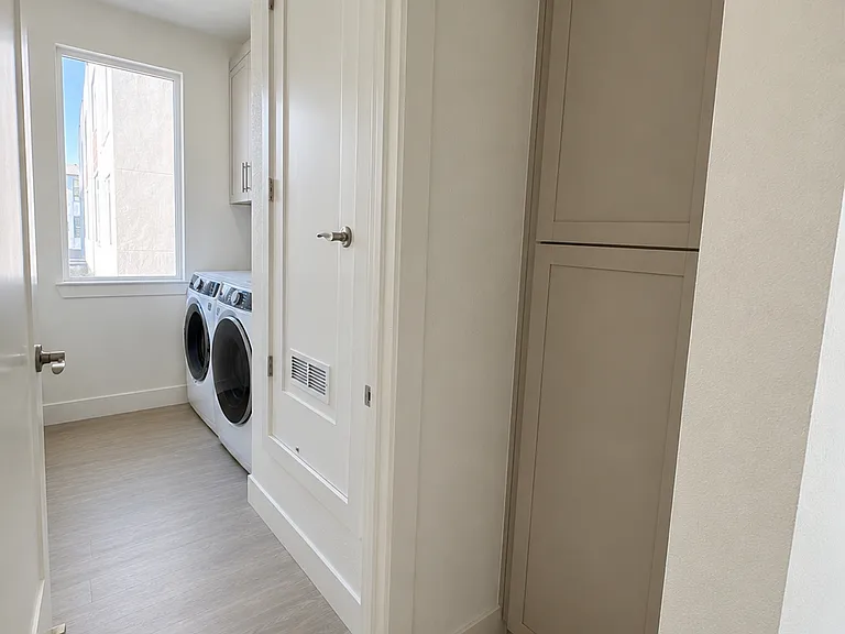 411 Toyama Dr — Photo 15