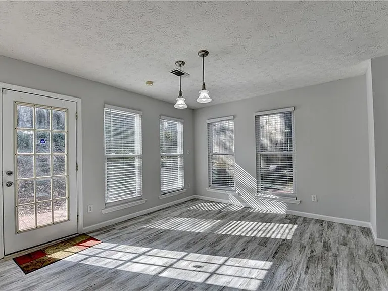 1112 Ashbury Dr — Photo 15