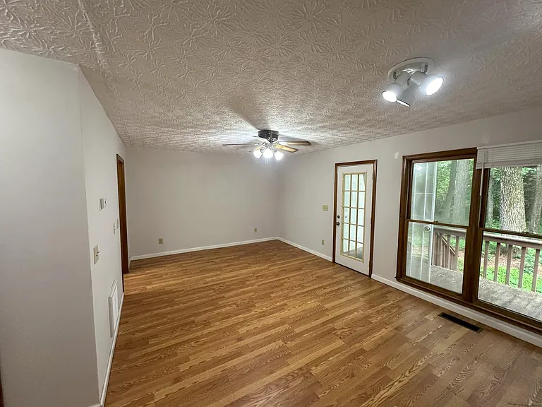 1126 Booth Ct SW — Photo 3