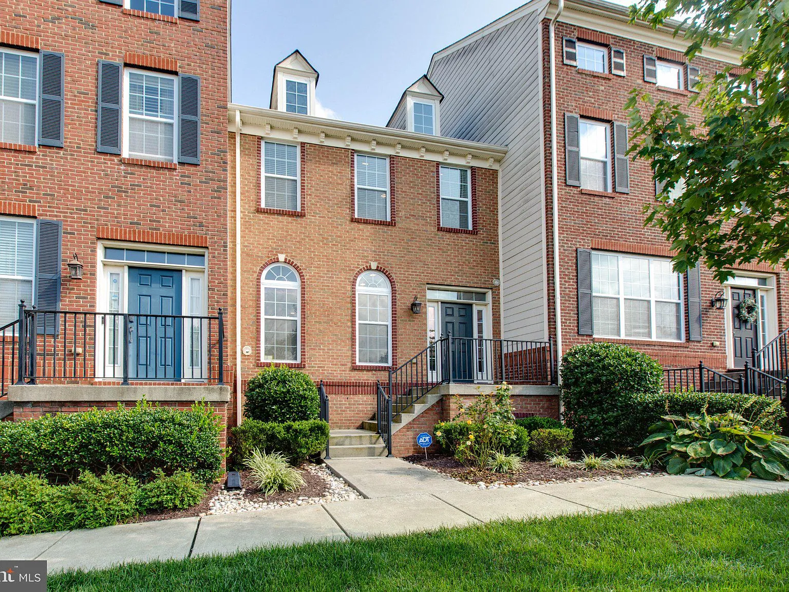 4 bed, 3.5 bath, 2428 sqft, $3,300 — Photo 3