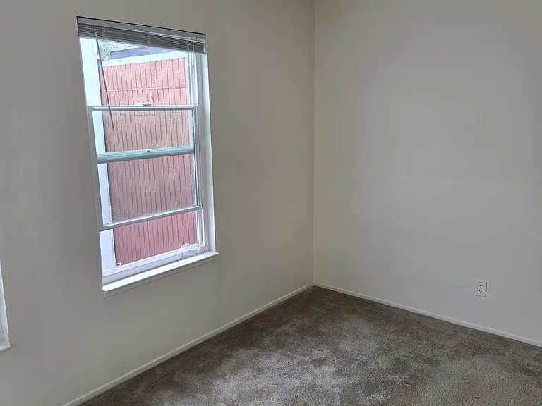 1040 Oak St #4 — Photo 7