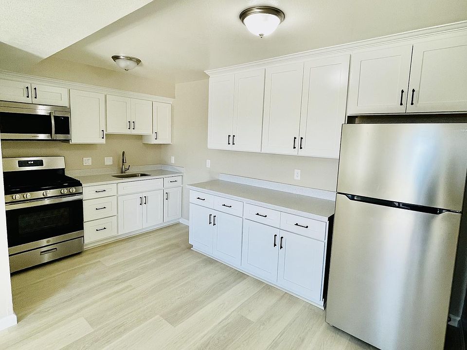 Gourmet Kitchen with brand new stainless steel appliances