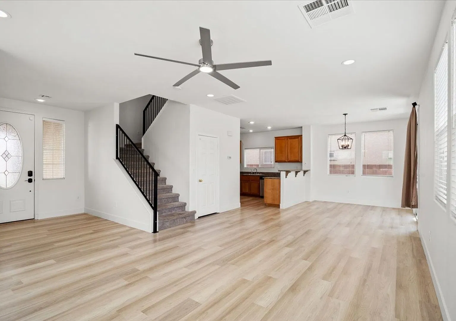 3 Bd, 3 Bth Oasis with Updated Paint in Prime Location — Photo 4