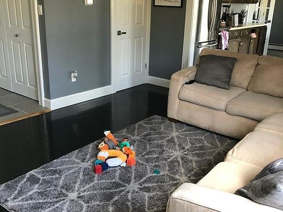 2nd image of 10 Pegs Ln