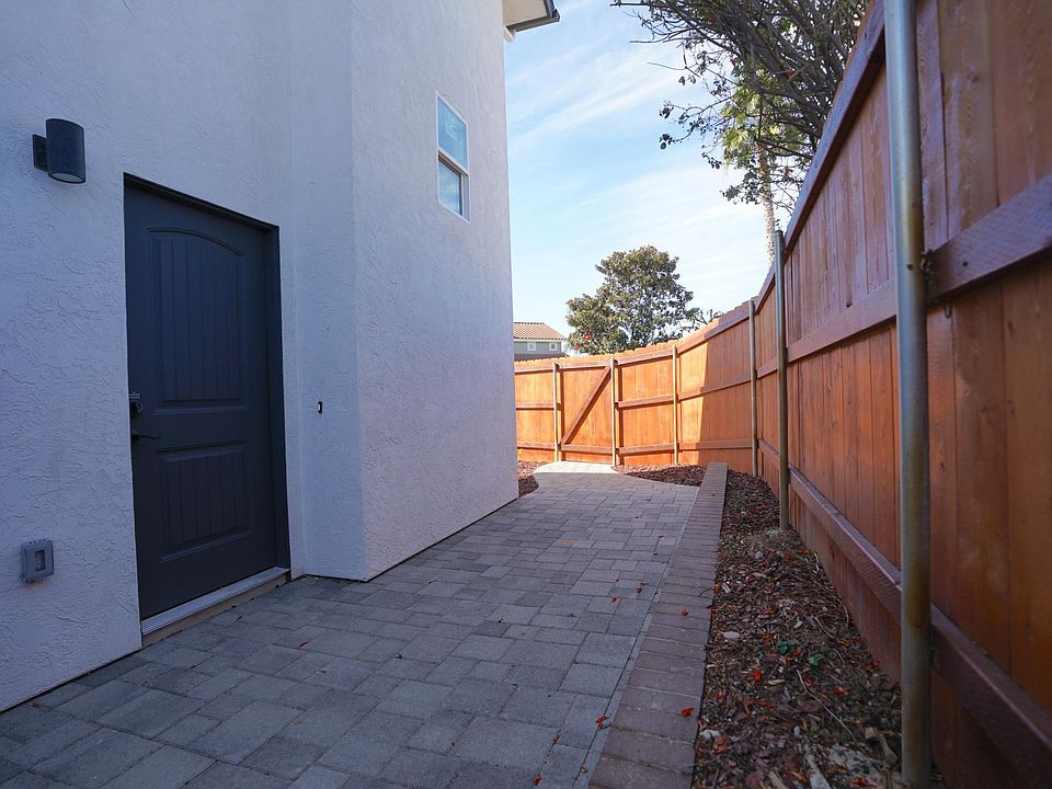 Private Entrance to front door.