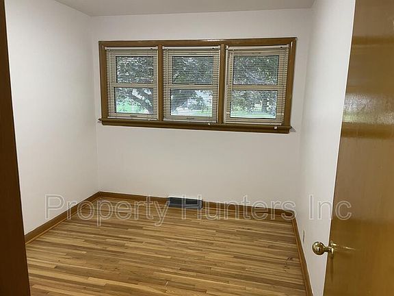 5th image of 3935 Mount Royal Dr