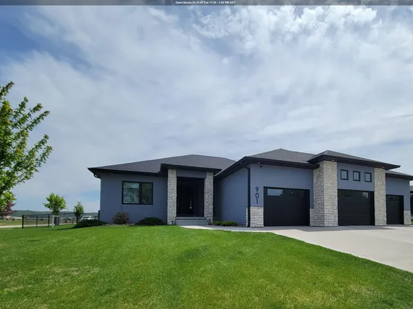 901 Lakeshore Cir, North Sioux City, SD 57049