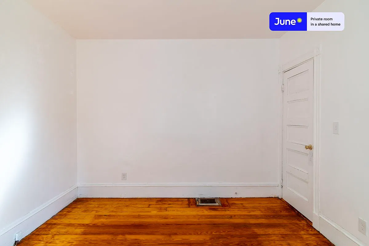 Queen bedroom in 4 bed/1 bath home in JFK/UMass #1751 B — Photo 4