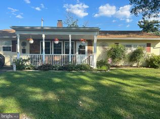 20 Old Brook Rd, Levittown, PA 19057