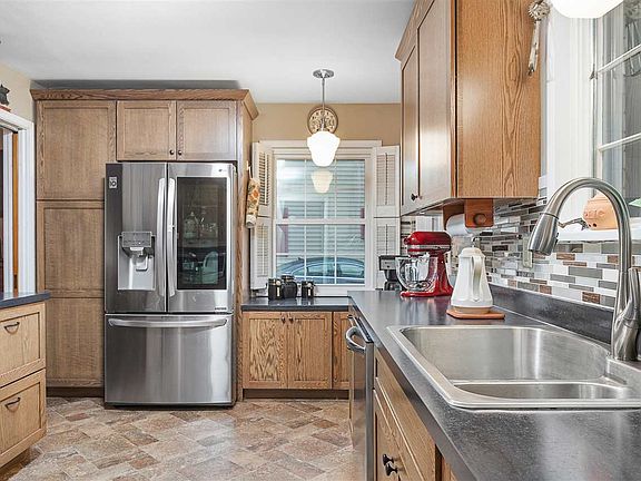 4th image of 618 Stewart Dr