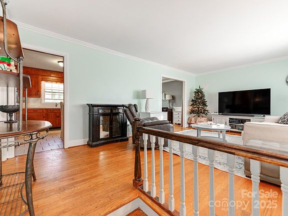 4th image of 7527 Gayle Ave