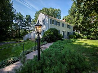 7 Hunter Dr, West Hartford, CT 06107