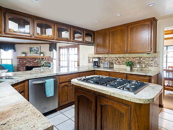 41744 Misha Ln Quartz Hill CA-large-003-