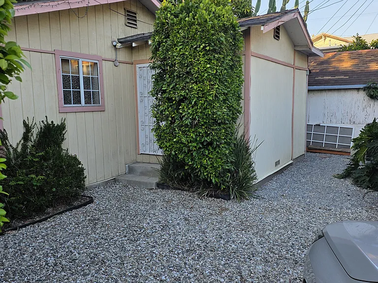 1352 1/2 N McCadden Pl — Photo 3
