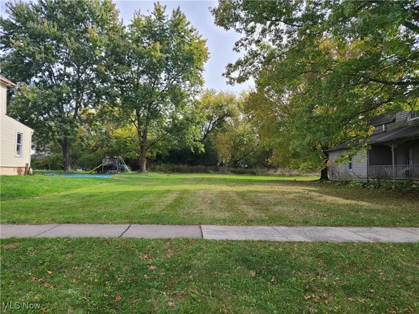 Sycamore St, Ravenna, OH 44266