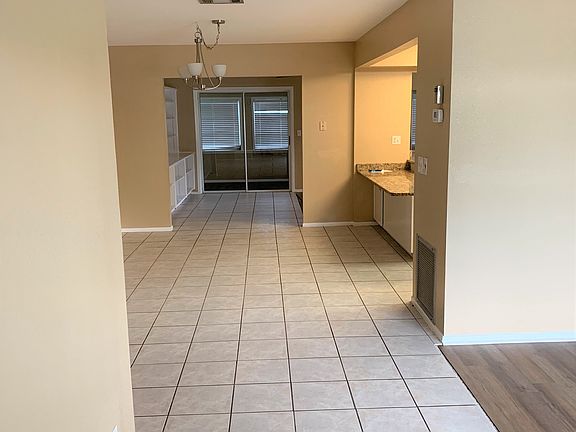 4th image of 6927 Roslyn Ct