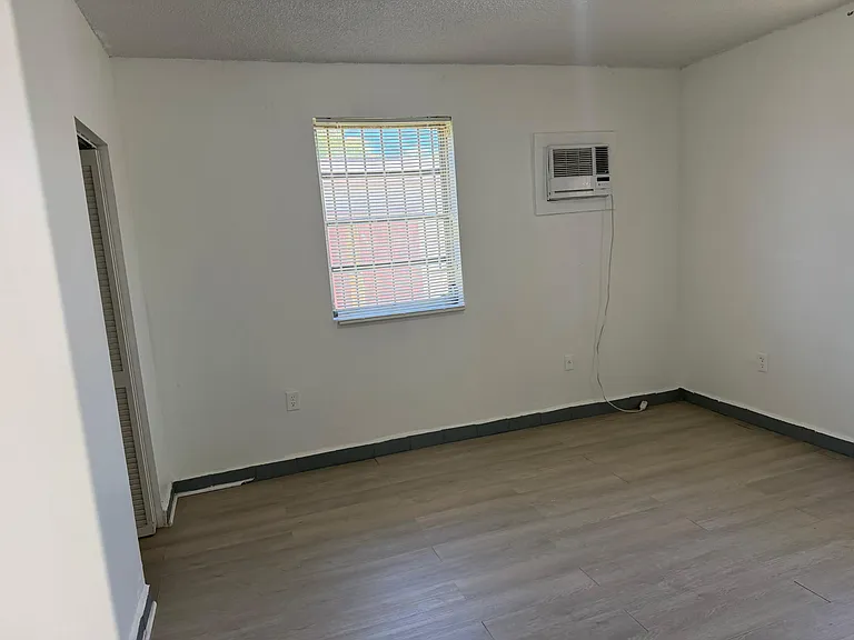 8831 SW 28th St — Photo 2