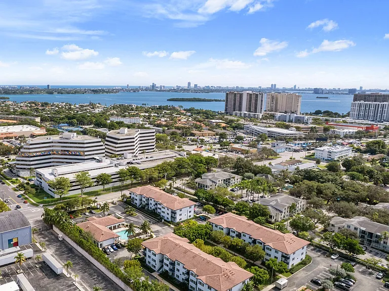 With Downtown Miami on the north, Hollywood on the south, and gorgeous coastal sites within reach, Windsor Biscayne Shores is a doorway to everything The Magic City is loved for.