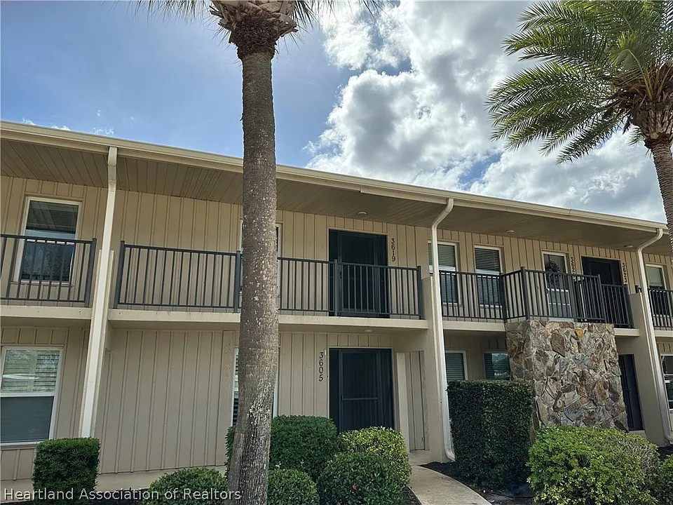 3619 Edgewater Dr