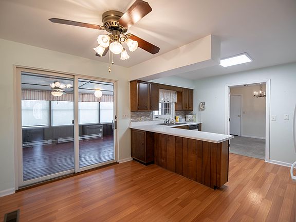 3rd image of 10572 Killarney Dr