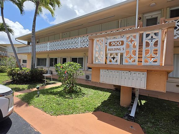 3rd image of 900 SW 10th Terrace #2s