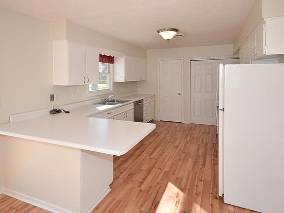 2nd image of 705 Elmwood Cir