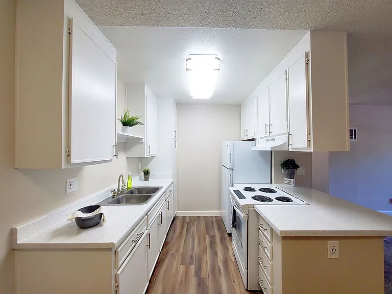Parklane Apartments — Photo 17