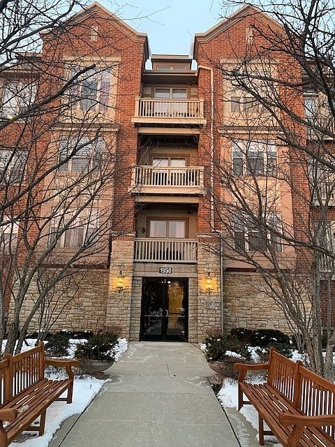 2nd image of 1950 Farnsworth Ln Unit 204