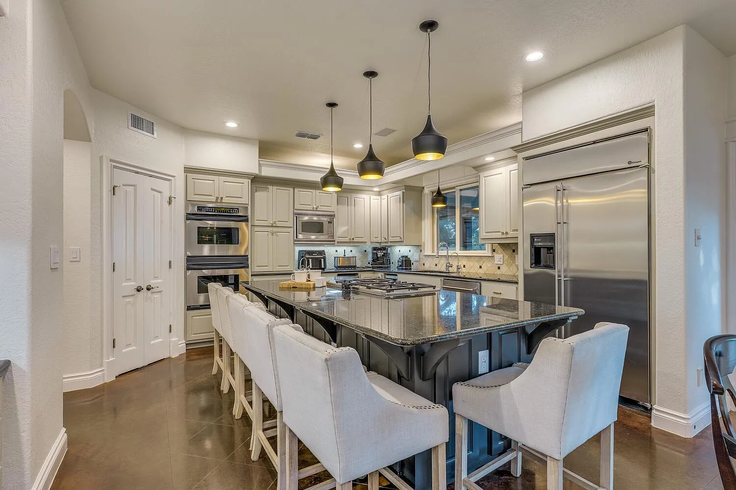 5 bed, 4.5 bath, 4311 sqft, $7,500 — Photo 3