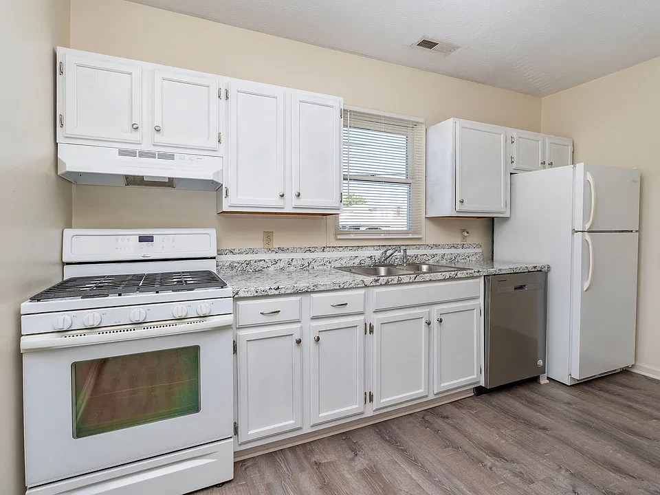 556 N Delphine Ave #4