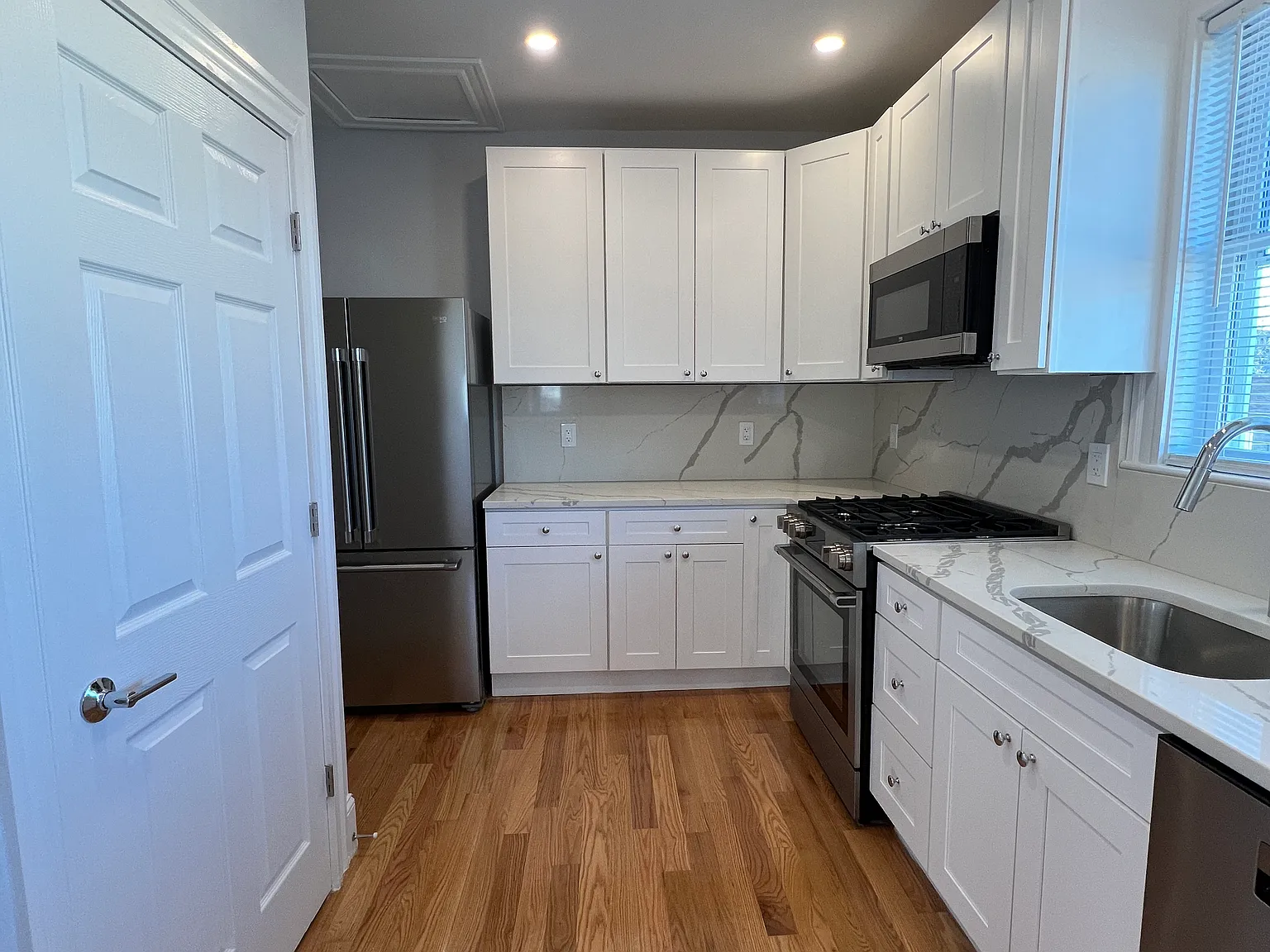 3 bed, 1200 sqft, $4,395 — Photo 2