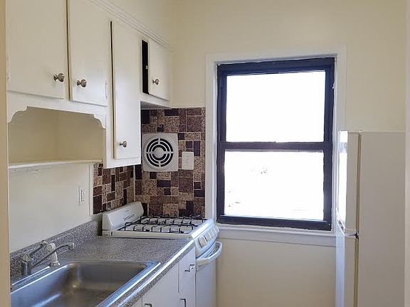 3rd image of 16302 Crocheron Ave APT 2B