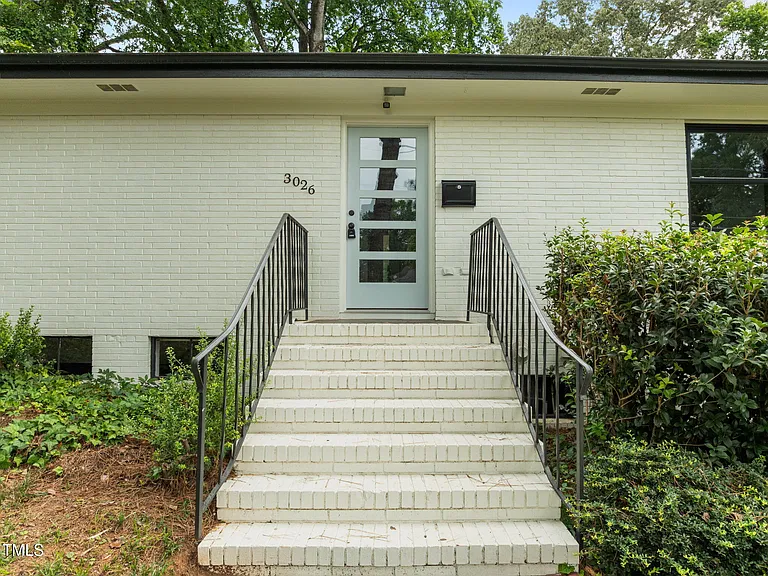 3026 Devonshire Dr — Photo 2