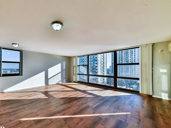 4th image of 2605 S Indiana Ave Unit 707